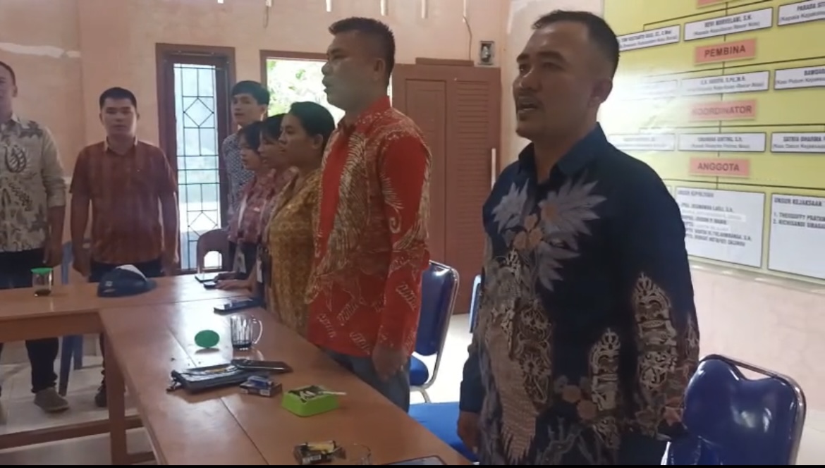 Bawaslu Kabupaten Nias Barat Nyanyikan Lagu Kebangsaan Indonesia Raya Secara Rutin