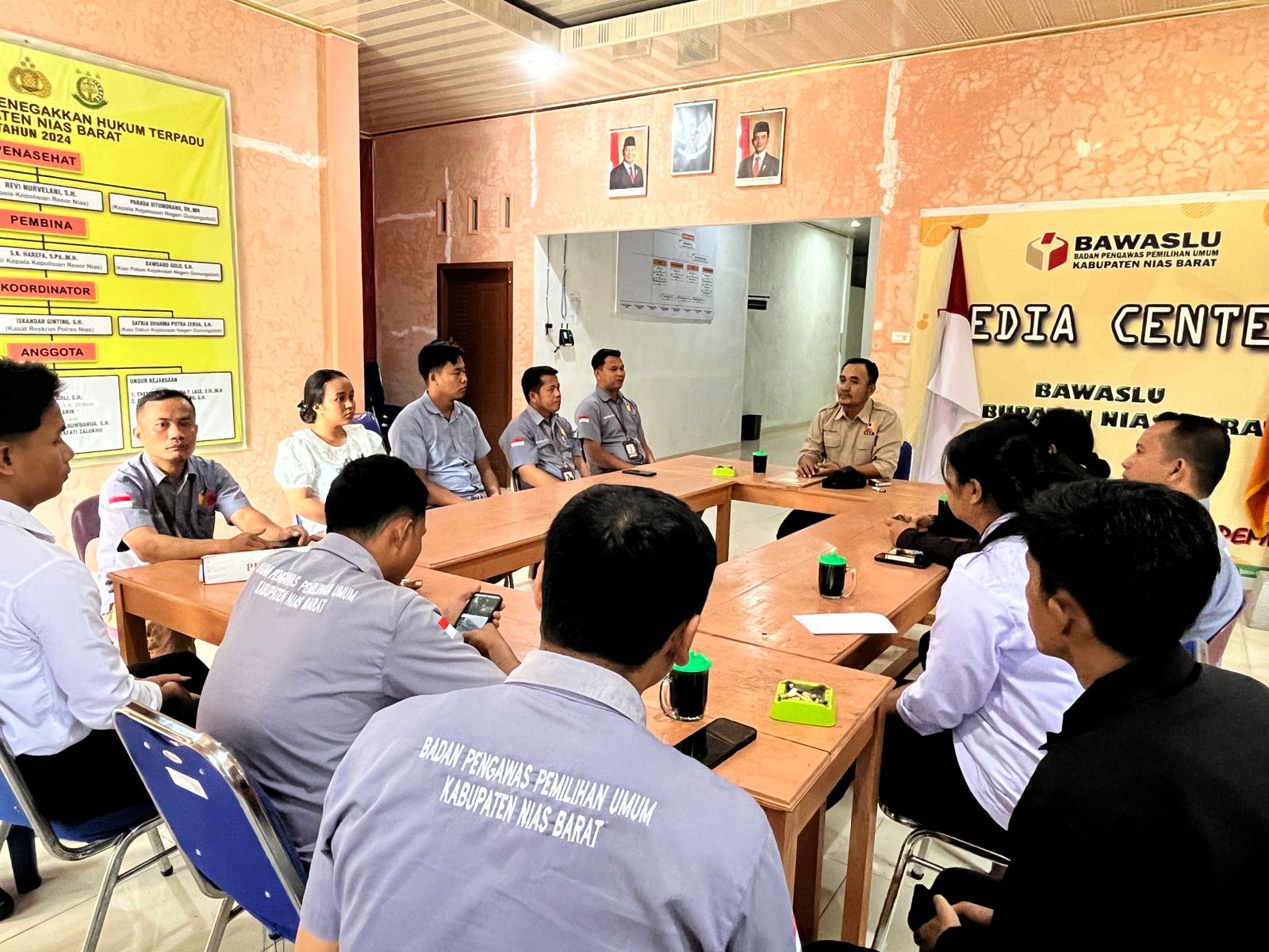 Rapat Rutin Bawaslu Nias Barat: Wujud Komitmen dalam Penguatan Kinerja dan Kebersamaan