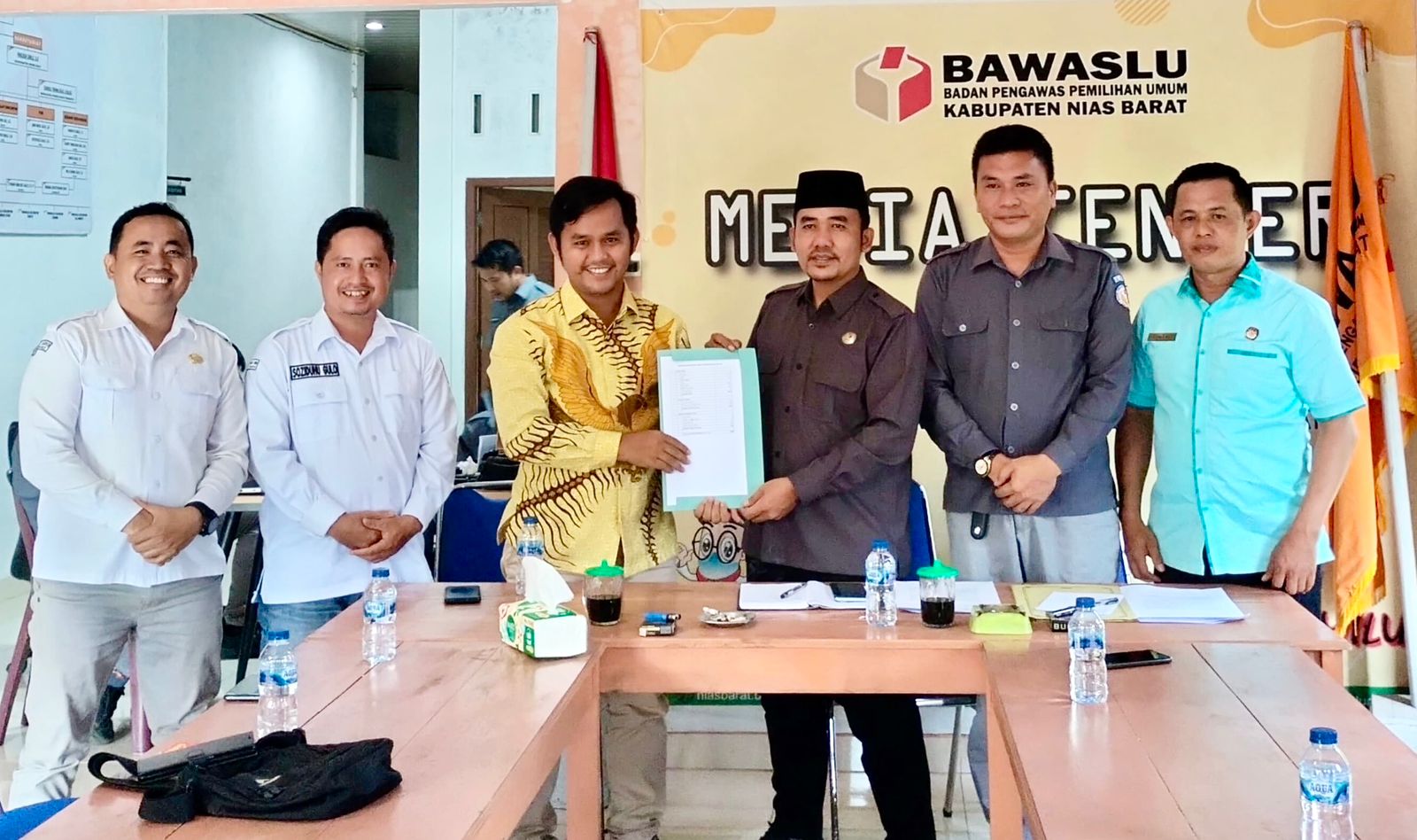 Bawaslu Nias Barat Terima Kunjungan Koordinasi KPU terkait Rekapitulasi Data Pemilih