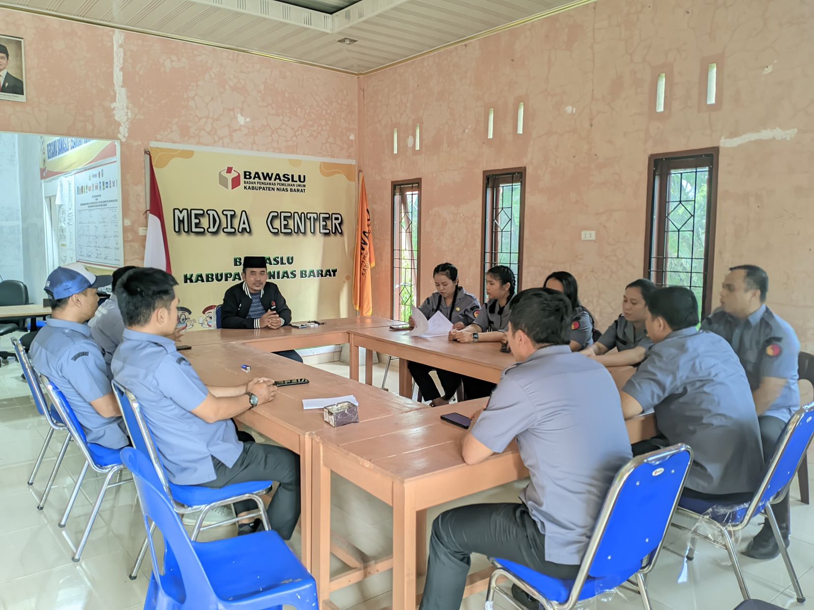 Bawaslu Kabupaten Nias Barat Gelar Rapat Rutin, Tekankan Disiplin dan Evaluasi Kinerja