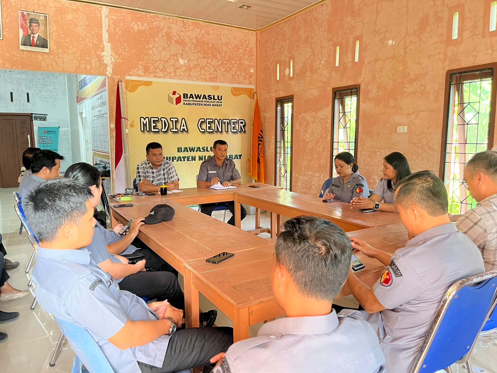 Bawaslu Kabupaten Nias Barat Melaksanakan Apel Pagi dan Rapat Rutin