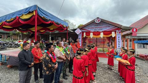 Pemberian kalung bunga sebagai tanda penghormatan