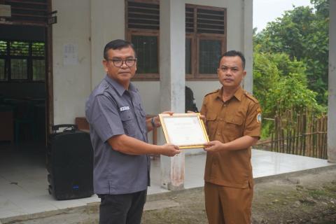 Bawaslu Kabupaten Nias Barat juga menyerahkan Piagam Penghargaan kepada pihak SMK Negeri 1 Lahomi atas dukungan, kerja sama, serta sambutan hangat yang diberikan selama pelaksanaan kegiatan