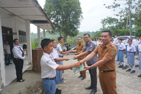 apresiasi berupa hadiah dari Bawaslu Kabupaten Nias Barat sebagai bentuk motivasi agar semakin bersemangat dalam memahami pentingnya pengawasan partisipatif kepada siswa-siswi