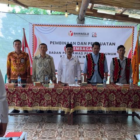 Foto saat menyanyikan lagu Indonesia Raya dan mars Bawaslu