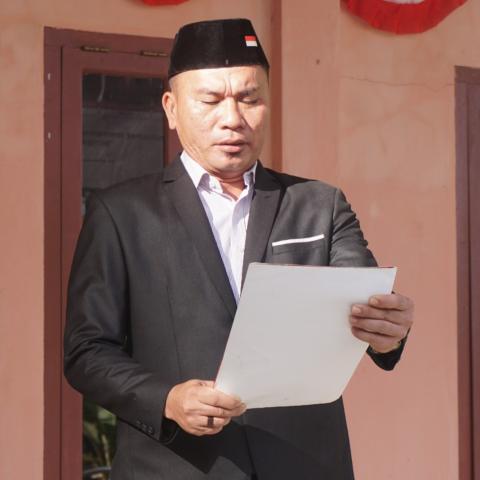 Nahaso Waruwu, S.H., C.Med., Anggota Bawaslu Kabupaten Nias Barat, membacakan Teks Proklamasi Kemerdekaan Republik Indonesia